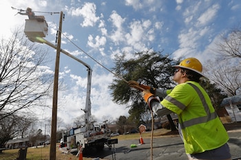Las empresas eléctricas recomiendan mantener distancia de los cables caídos para evitar accidentes con líneas energizadas (REUTERS/Jonathan Drake)