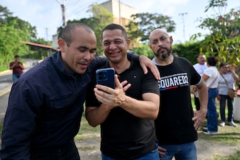 La excarcelación de presos políticos en Venezuela incluye medidas alternativas al encarcelamiento y no elimina en todos los casos las restricciones judiciales. (Photo by Juan BARRETO / AFP)