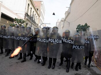 Un policía con equipamiento antimotines