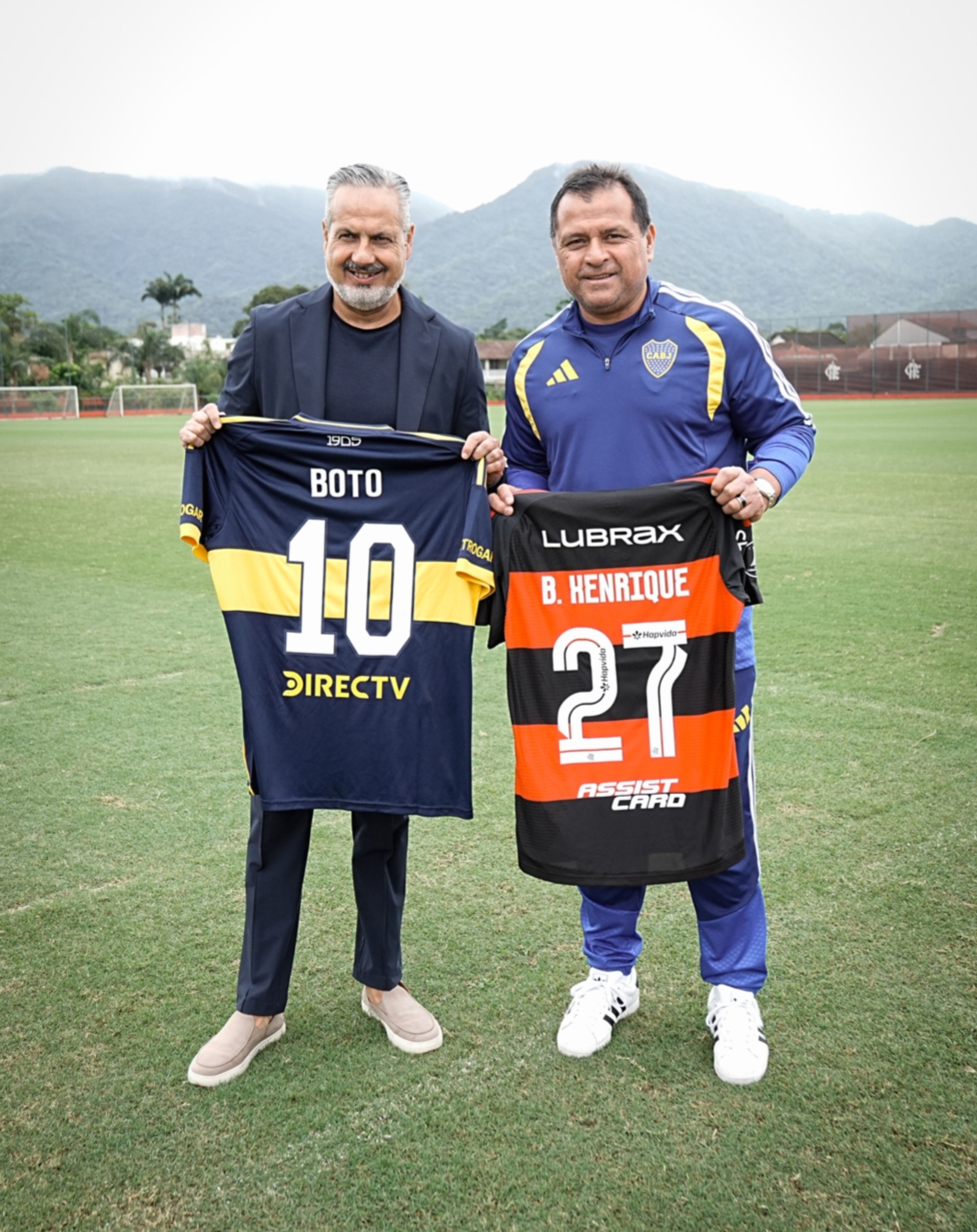 Marcelo Delgado, integrante del Consejo de Fútbol de Boca, intercambió camisetas con José Boto, director deportivo del Flamengo (@BocaJrsOficial)