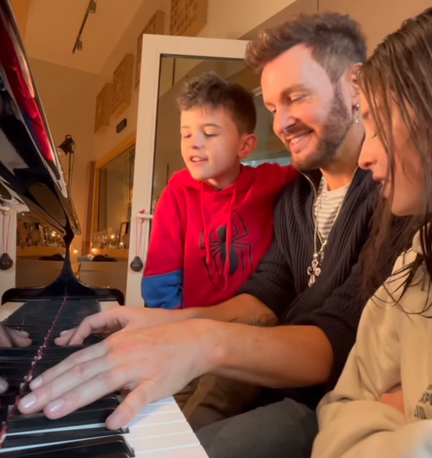 Entre juegos, desayunos en la cama y charlas íntimas, Axel construye un vínculo de confianza con sus hijos (Instagram)