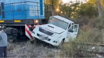 Mendoza: un tren de carga embistió una camioneta en un cruce de barrera y la arrastró 100 metros