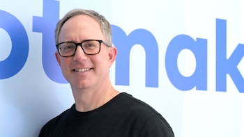 Alejandro Zuzenberg es el CEO y fundador de Botmaker, una empresa abocada a los agentes de inteligencia artificial (Foto: Fernando Calzada)