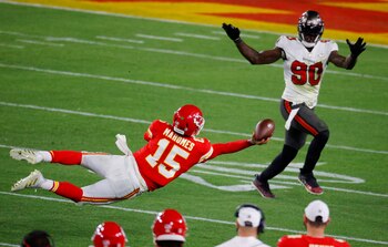 Esta fue una de las escenas que dejó el mariscal de KC durante el Super Bowl LV (Foto: Brian Snyder/REUTERS)