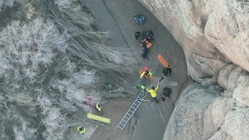 Rescatan a excursionista atrapado en