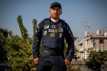 Alan Galván mira a la