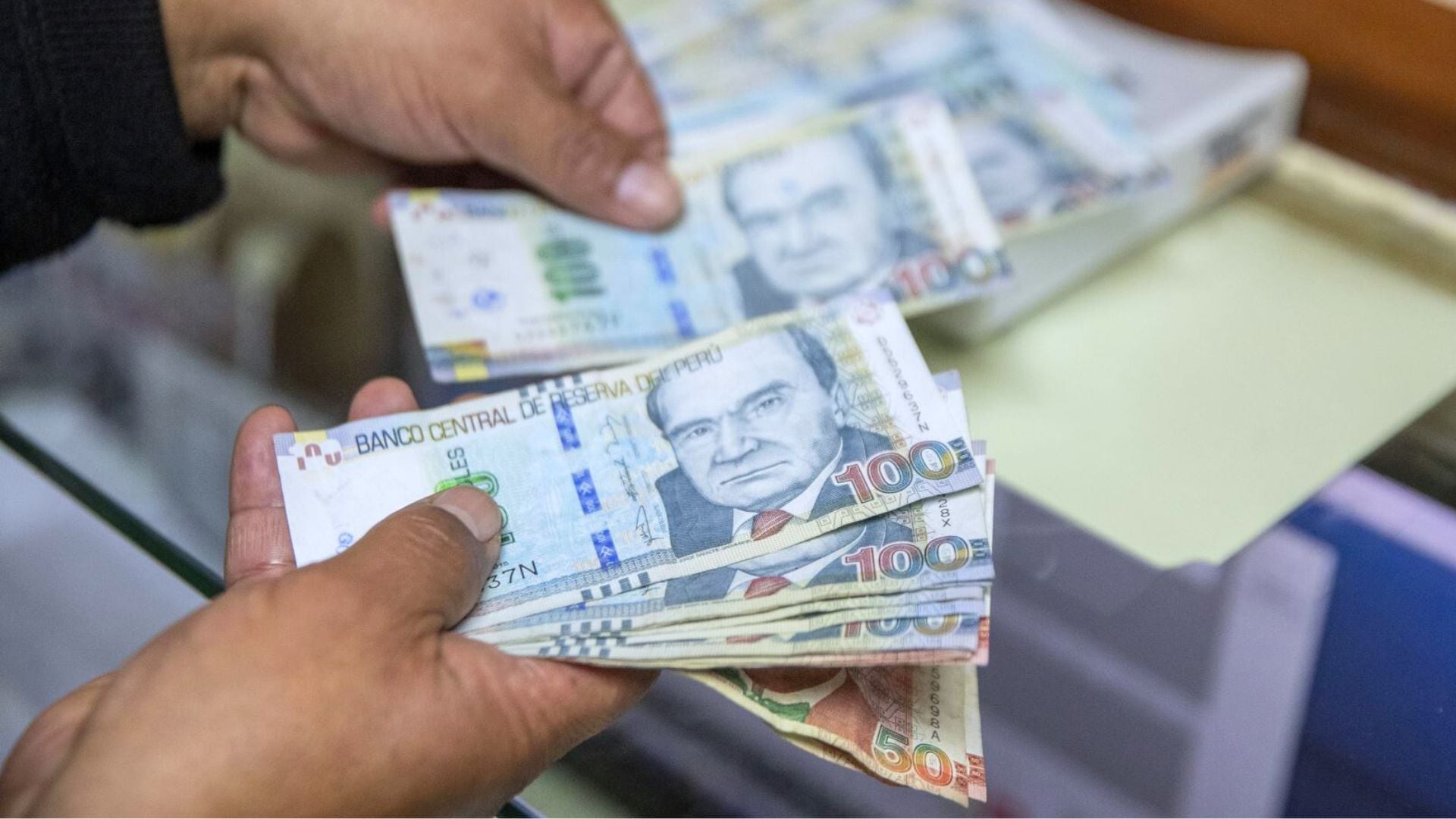 Sube el sueldo mínimo y trabajadores que ganan por encima también podrían percibir aumento