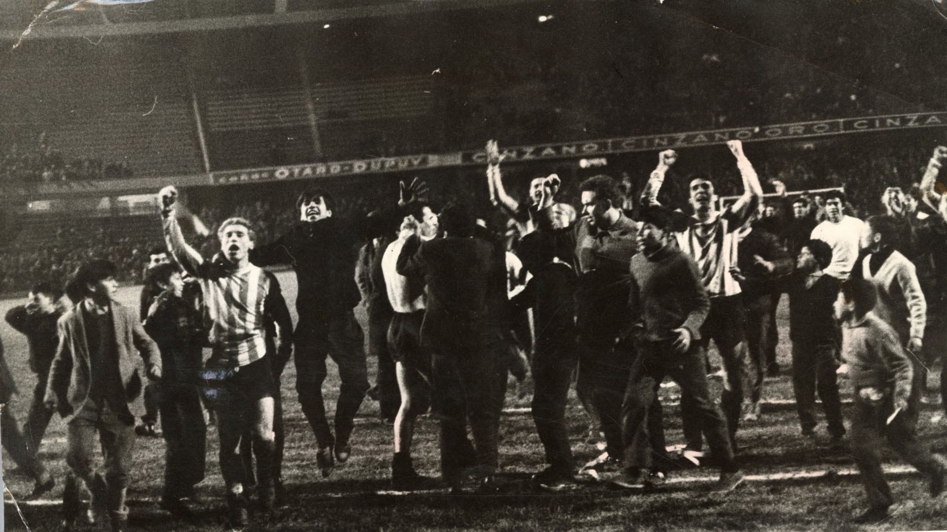 Con Malbernat a la cabeza, los jugadores de Estudiantes celebran la hazaña de frente a sus hinchas