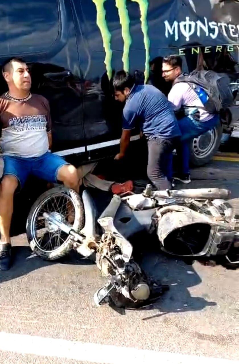 La moto en la que circulaba Pérez, quien quedó atrapado debajo de una camioneta