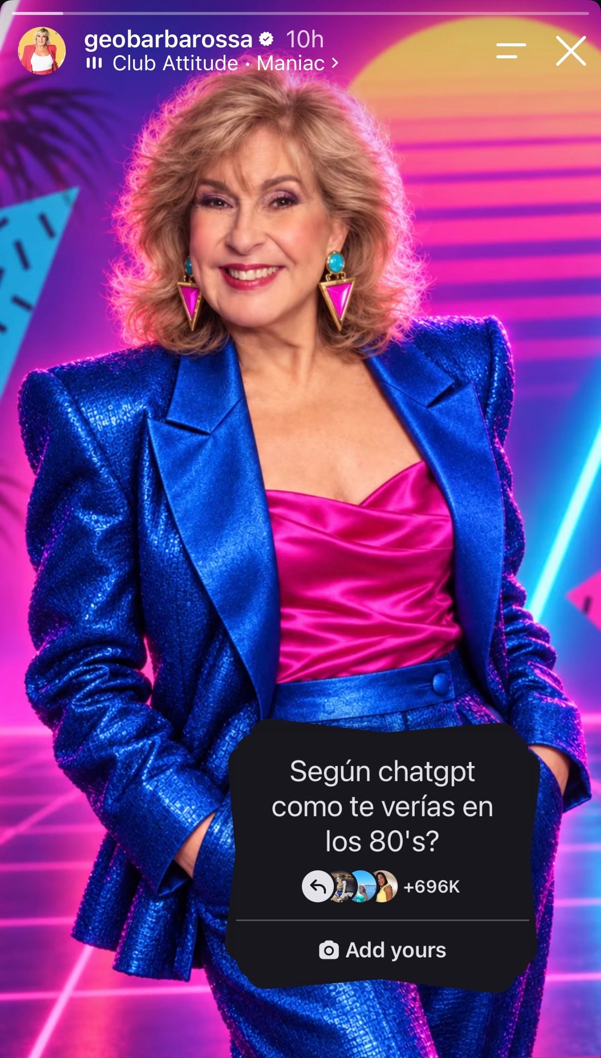 Georgina Barbarossa sorprendió con un look de blazer azul eléctrico, blusa fucsia y aros geométricos, emulando la elegancia y el brillo de los 80.