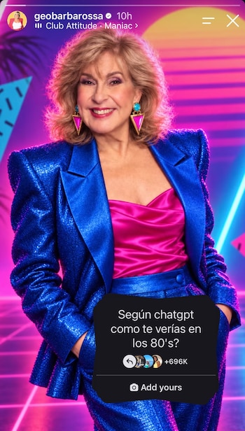 Una mujer sonriente viste un saco azul brillante, blusa rosa y pendientes triangulares ante un fondo de luces neón en tonos violeta y rosa