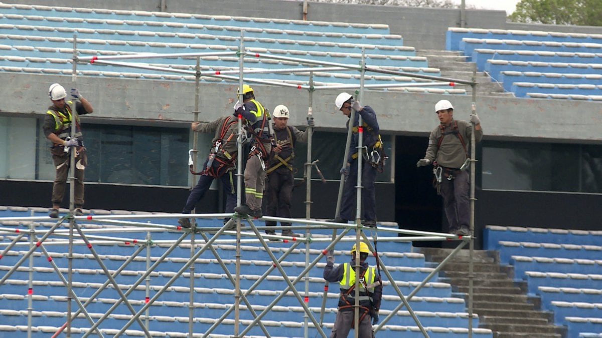 Obras en el Estadio Centenario para hacer el escenario del papa (Captura Telemundo/Canal 12)