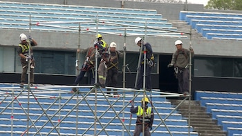 Obras en el Estadio Centenario para hacer el escenario del papa (Captura Telemundo/Canal 12)