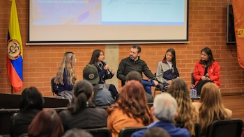 Quedan prohibidos los celulares en los colegios de Bogotá: el Distrito explicó los alcances de la medida para establecimientos públicos y privados