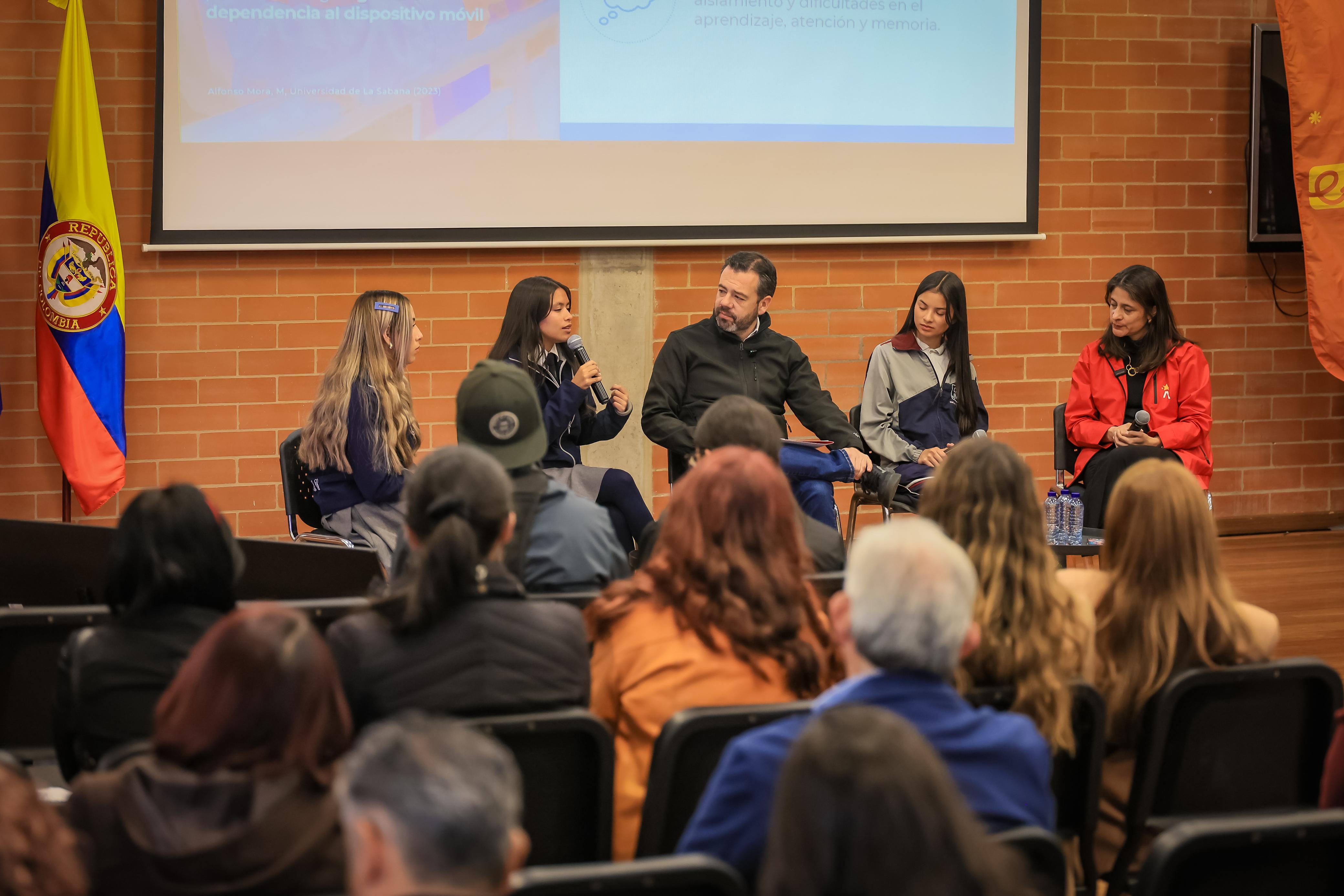 La medida de Bogotá restringe el uso de teléfonos móviles durante toda la jornada escolar, incluidos los descansos, con excepciones por salud, inclusión, emergencia y discapacidad - crédito Alcaldía