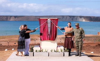 La gobernadora Marina del Pilar Ávila Olmeda encabezó la colocación de la primera piedra del megapuerto Punta Colonet, en Baja California, un proyecto que prevé iniciar operaciones en 2029 y busca fortalecer el comercio de México con Estados Unidos, impulsar las exportaciones y generar más de 40 mil empleos directos e indirectos