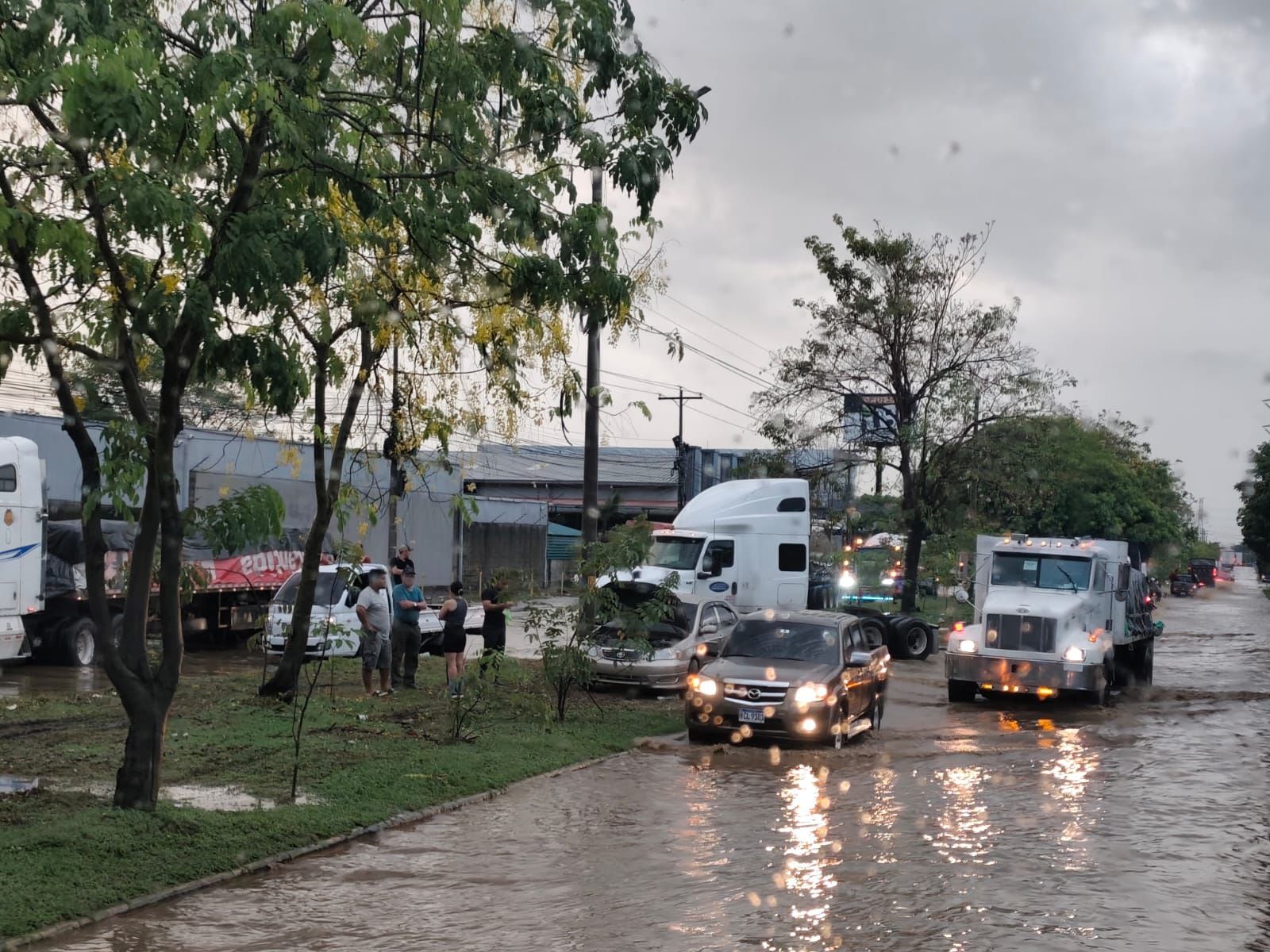 La avenida Juan Pablo II figura entre los sectores más afectados por las inundaciones. Conductores enfrentaron largas filas debido a calles anegadas. (Foto: Cuerpo de Bomberos