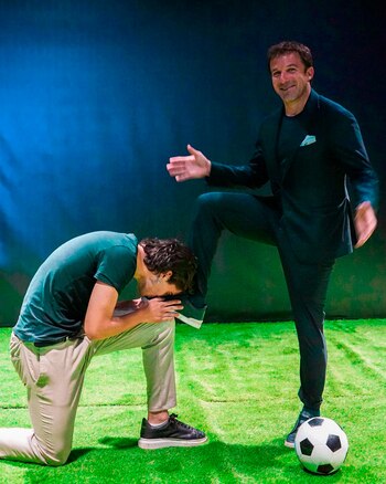 Luca Campolunghi besándole el pie