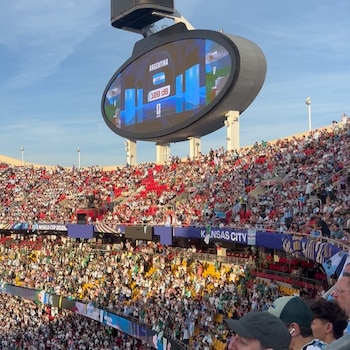 Una de las fotos del álbum mostró el Kansas City Stadium lleno de público y una pantalla que marcaba 109 decibeles en las tribunas