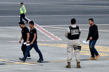 Migrantes deportados de Estados Unidos caminan por la pista al llegar al Aeropuerto Internacional Juan Santamaría en Alajuela, Costa Rica, el 11 de abril de 2026. (Ezequiel BECERRA / AFP)