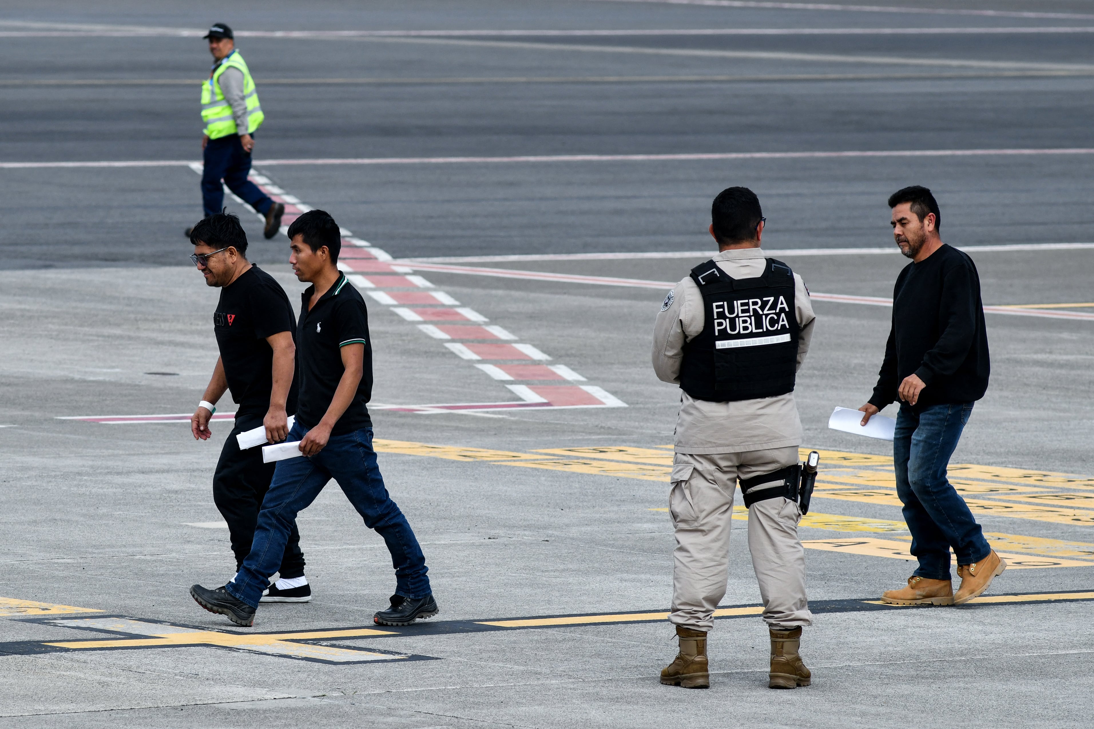 La mayoría de los deportados mostró interés en el programa de retorno voluntario asistido impulsado por la OIM y el gobierno costarricense. (Ezequiel BECERRA / AFP)