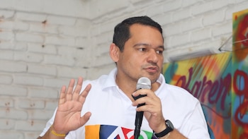 Alejandro Ocampo mostró pruebas que demuestran que hubo jurados registrados en mesas de votación diferentes: “Eso no se puede”