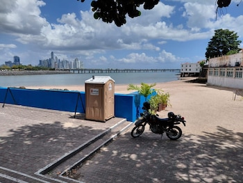 Panorámica de una playa en el Casco Antiguo de la ciudad de Panamá. Autoridades advierten sobre mar de fondo hasta este domingo.