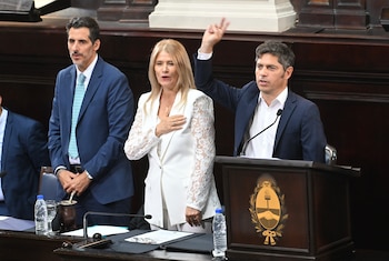 El gobernador está acompañado por