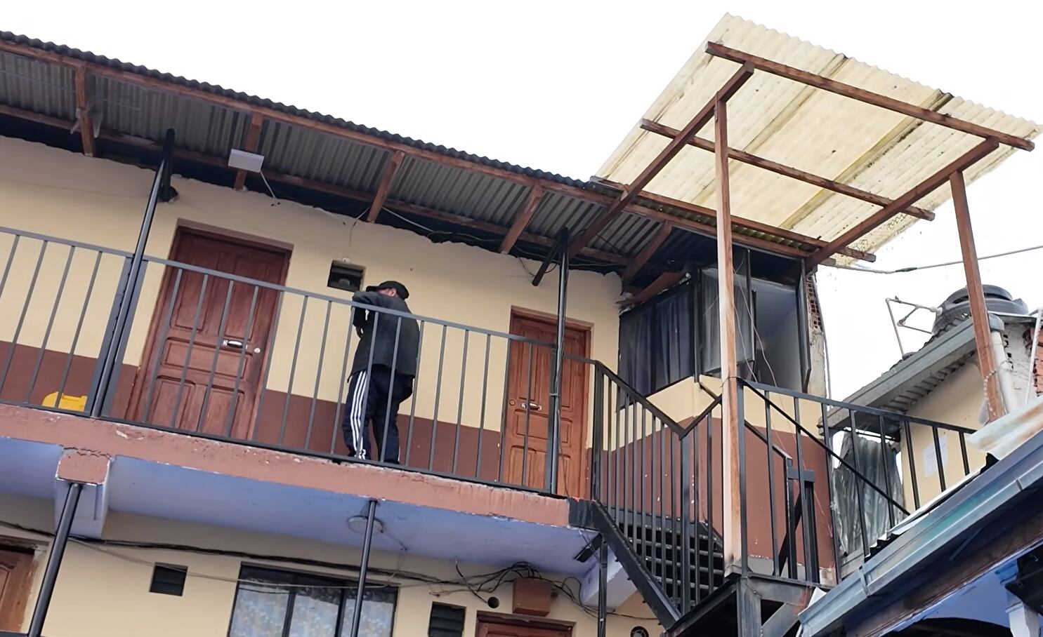 El youtuber colombiano Juan Díaz documenta cómo los presos de San Pedro eligen democráticamente a sus representantes y organizan la vida cotidiana en el penal - crédito Planeta Juan/YouTube