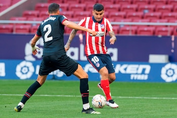 Ángel Correa encara ante Esteban