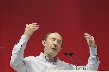El Congreso rebautizará el día 20 con el nombre de Alfredo Pérez Rubalcaba al escritorio de prensa del Palacio.
El Congreso reubatizará el próximo 20 de octubre con el nombre del histórico dirigente socialista Alfredo Pérez Rubalcaba, fallecido en mayo de 2019, el Escritorio de Prensa situado en el edificio decimonónico del Palacio de la Carrera de San Jerónimo, uno de los diversos espacios donde suelen celebrarse ruedas de prensa, según adelantaron a Europa Press fuentes parlamentarias.
EUROPA ESPAÑA POLÍTICA
MARTA FERNÁNDEZ JARA
