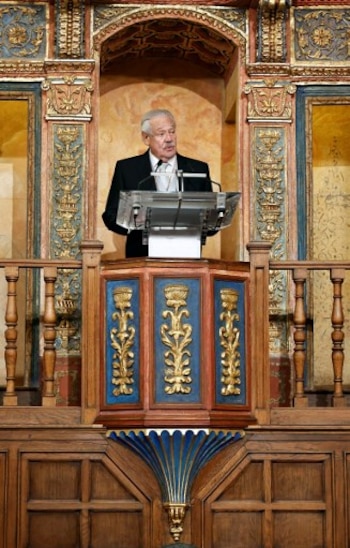 O escritor mexicano Gonzalo Celorio fala após receber o Prêmio Miguel de Cervantes de Literatura Hispânica durante cerimônia na Universidade de Alcalá de Henares, em Alcalá de Henares, em 23 de abril de 2026. (Foto de Andrés Ballesteros / POOL / AFP)