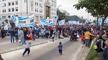 Piqueteros acampan frente al ministerio