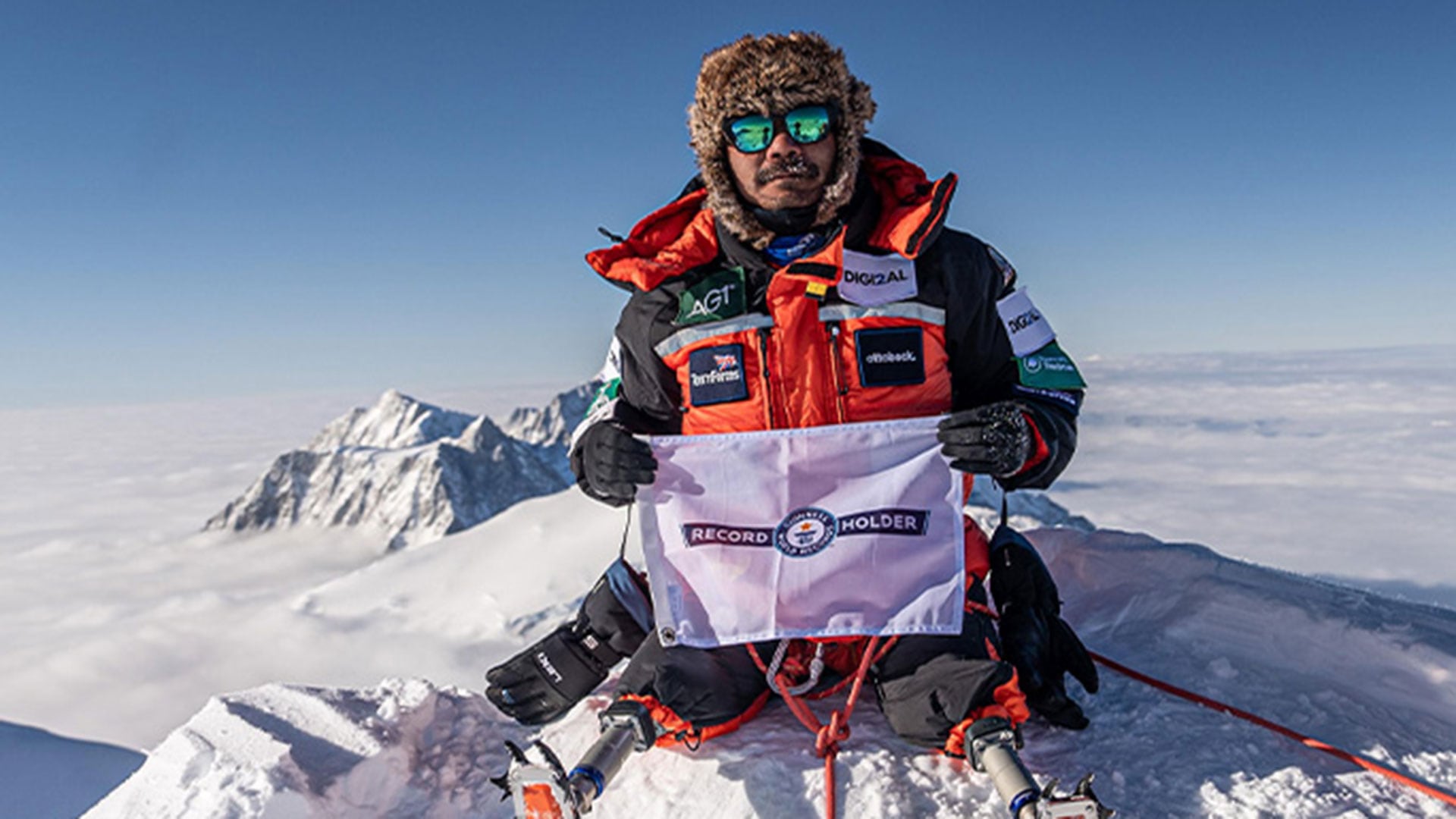 Hari Budha Magar se convirtió en la primera persona con amputación doble por encima de la rodilla en alcanzar la cima del Everest el 19 de mayo de 2023 (Créditos: Guinness World Records)