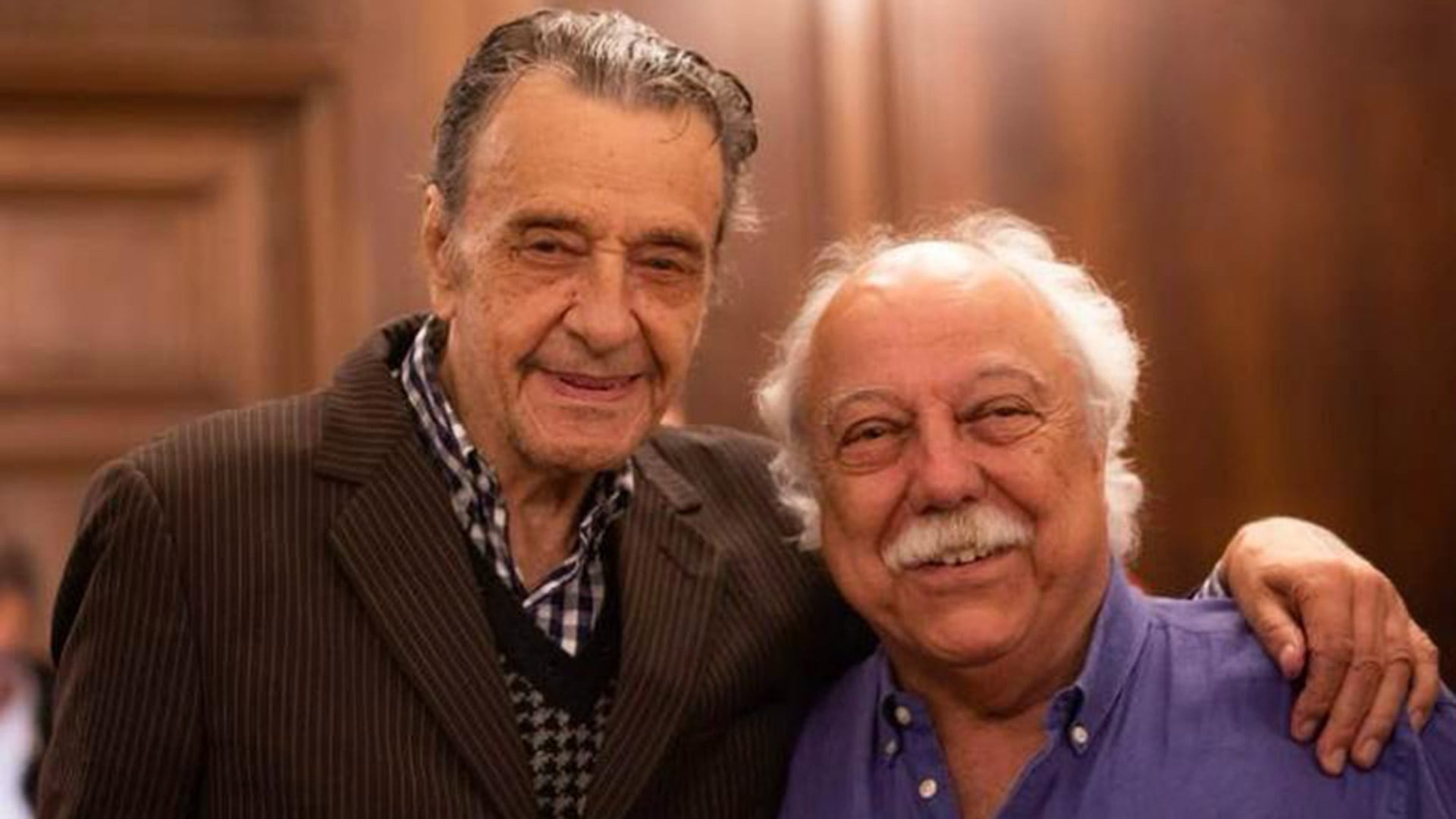 Pipo (79 años) con su querido amigo Moris, el 20 de noviembre de 2025, cuando el poeta, periodista y pionero del rock local fue declarado Personalidad Destacada de la Cultura por la Lgislatura de Buenos Aires