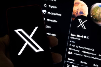 En la imagen de archivo, un usuario sostiene un teléfono móvil con el logo 'X' frente a la página de Elon Musk en Los Ángeles, California, Estados Unidos
EFE/EPA/ETIENNE LAURENT