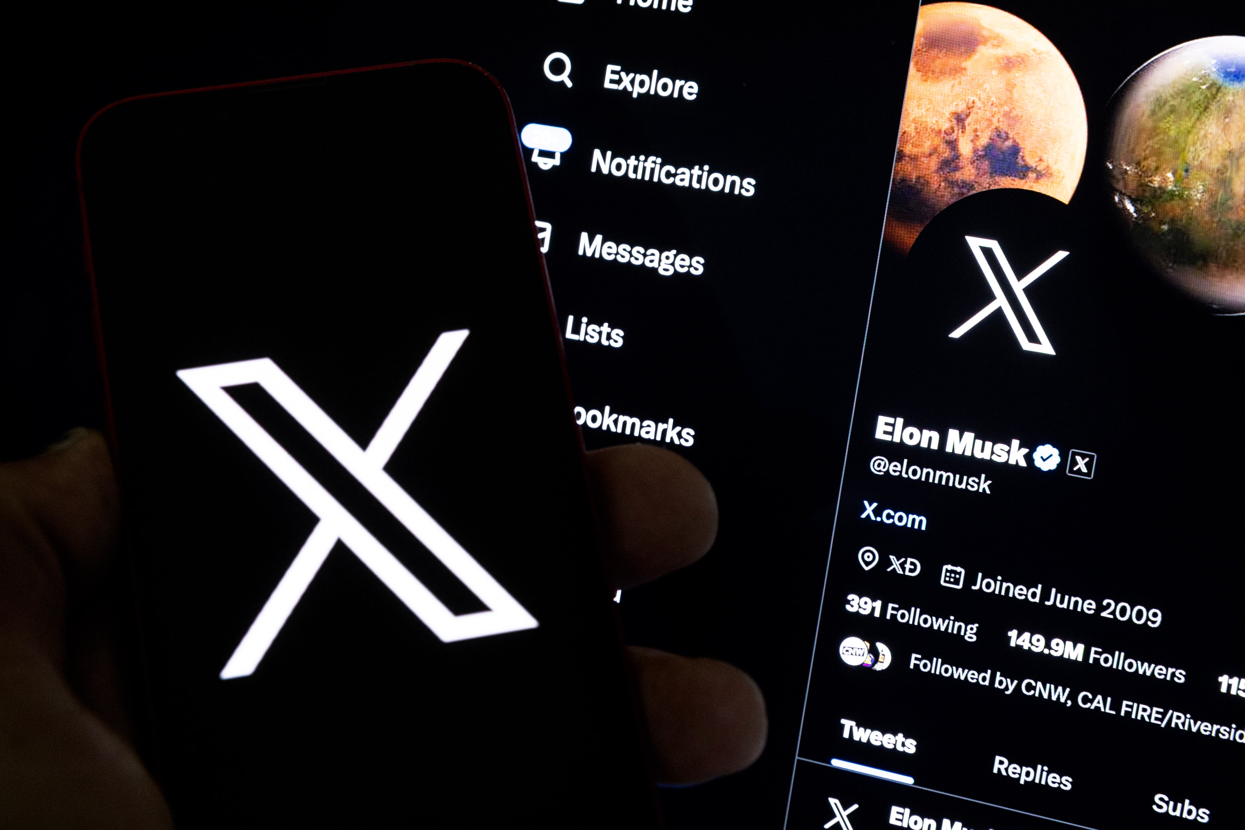 En la imagen de archivo, un usuario sostiene un teléfono móvil con el logo 'X' frente a la página de Elon Musk en Los Ángeles, California, Estados Unidos
EFE/EPA/ETIENNE LAURENT
