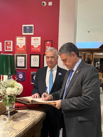 El presidente del club hace firmar el libro de visitantes ilustres al Jefe de Gobierno de la ciudad de Buenos Aires.