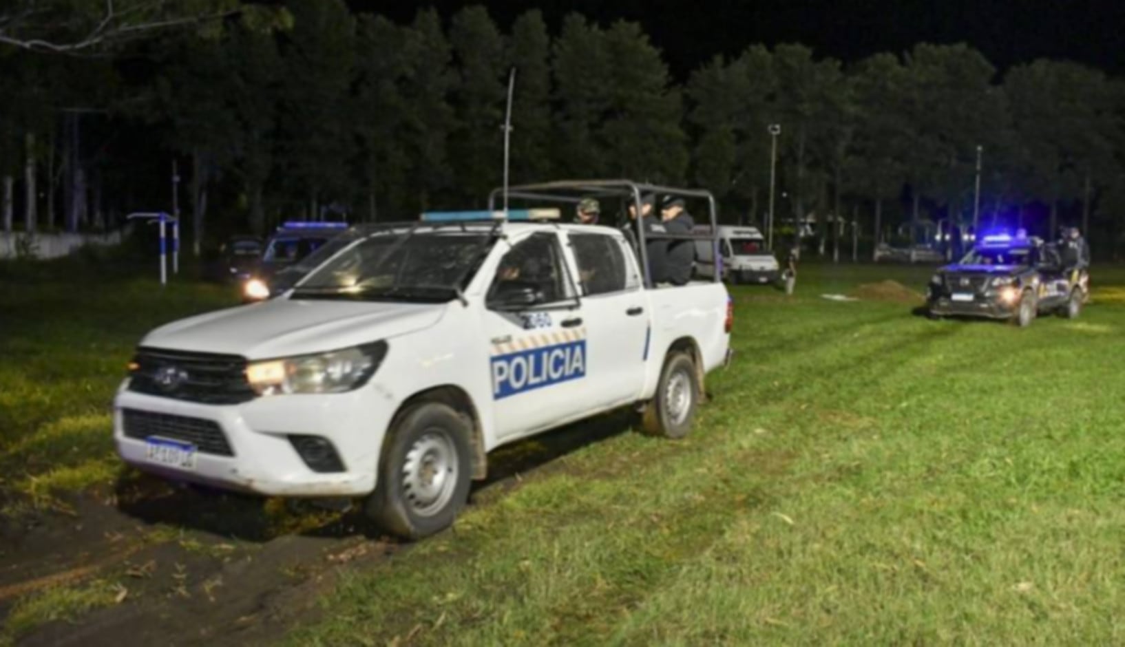 Vehículos policiales participan en allanamientos nocturnos en Salta, con agentes desplegados en el terreno durante un operativo (El Tribuno)