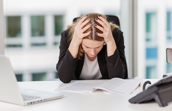 El “Test de felicidad laboral”, considera no solo las emociones de las personas durante el desarrollo de sus funciones, sino que también incluye la relación con los compañeros y compañeras de trabajo, entre otros factores. (Monique Wüstenhagen/dpa)