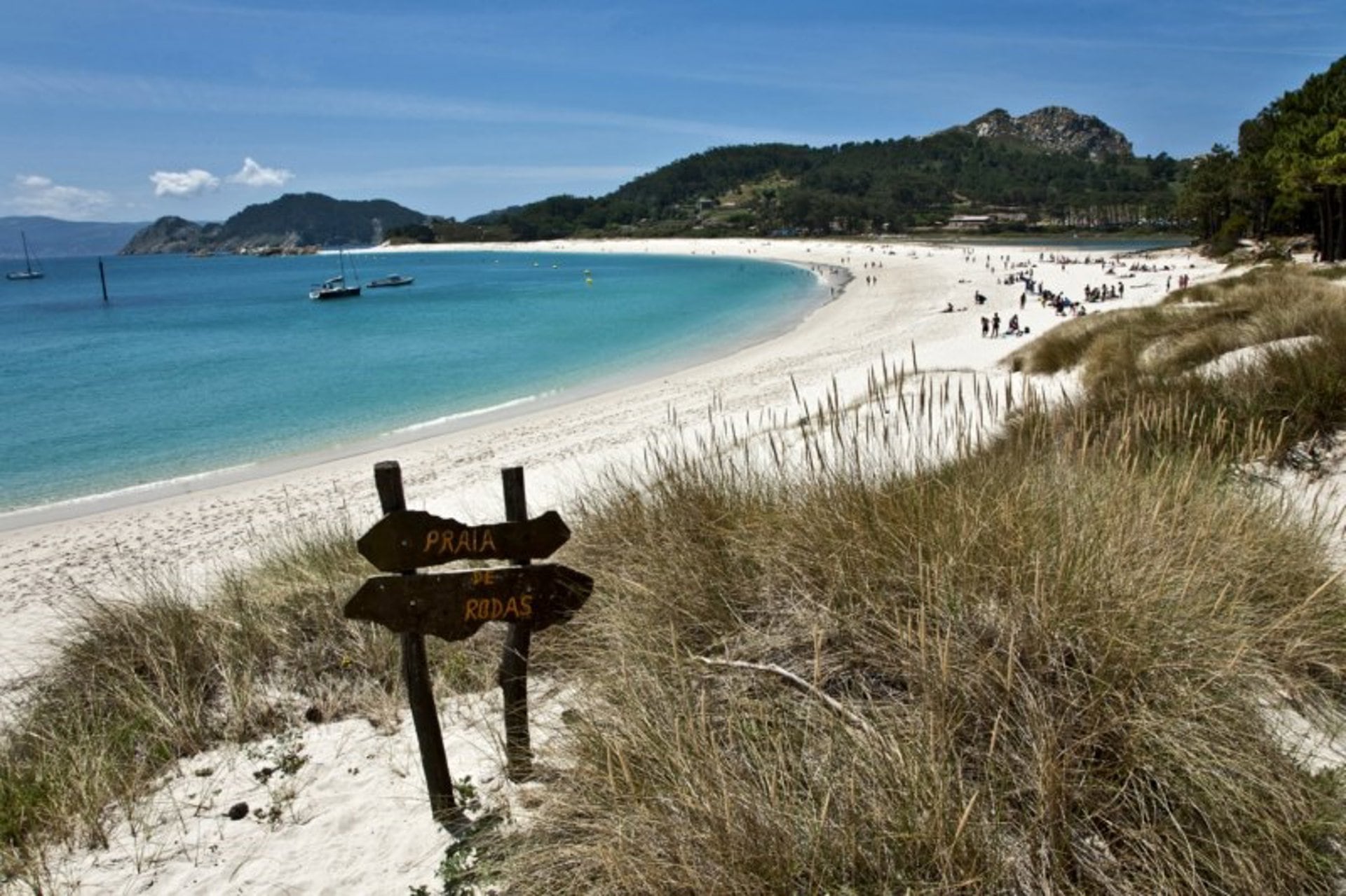 Las islas Cíes albergan playas de arena blanca, senderos entre pinares y un faro sobre el Atlántico.
(XUNTA/Europa Press)