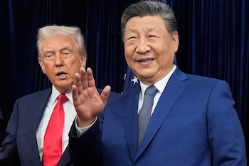 El presidente chino, Xi Jinping, a la derecha, saluda junto al mandatario estadounidense Donald Trump en el Aeropuerto Internacional de Gimhae, en Busan, Corea del Sur, el jueves 30 de octubre de 2025. (AP Foto/Mark Schiefelbein)