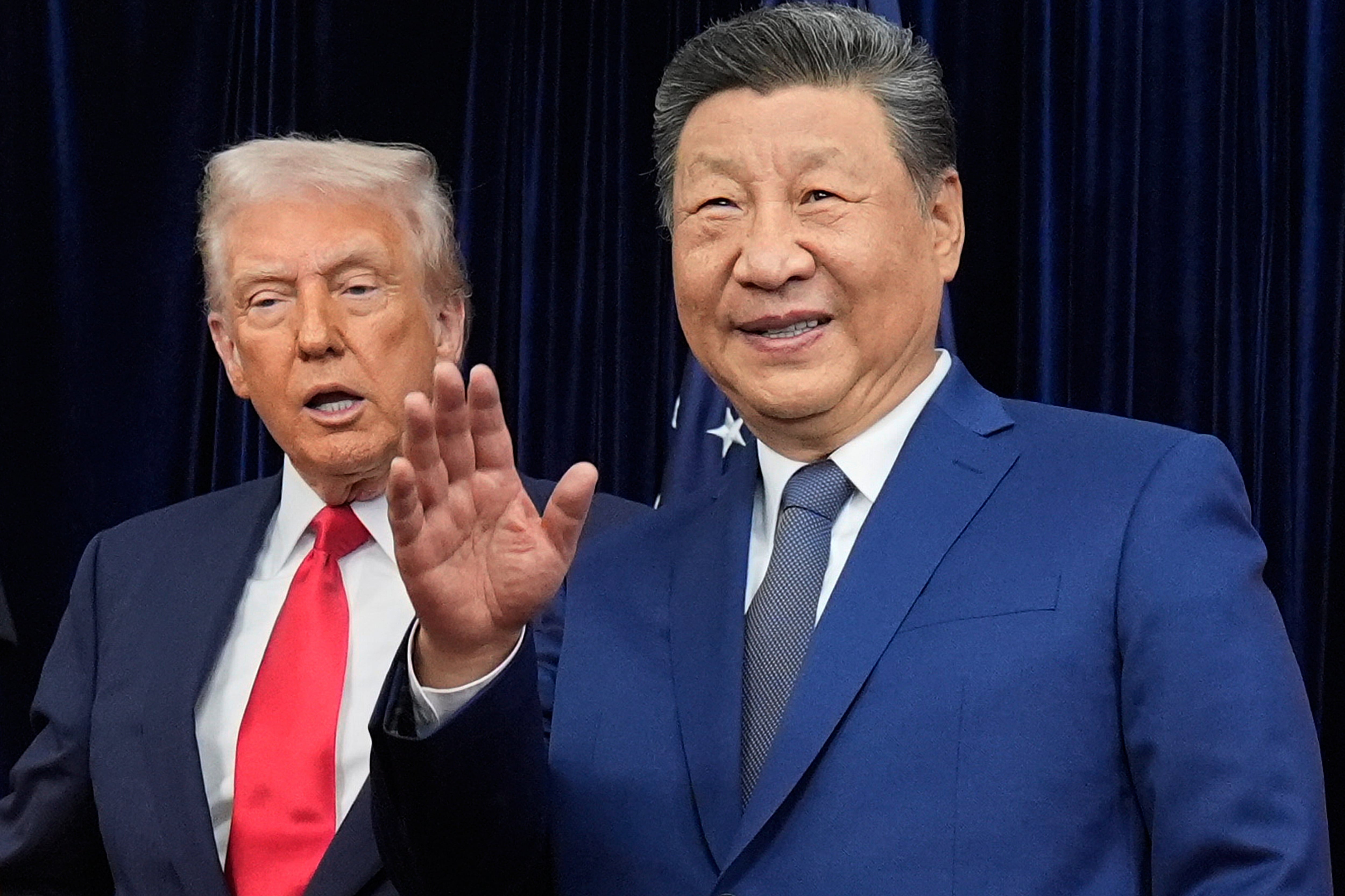 El presidente chino, Xi Jinping, a la derecha, saluda junto al mandatario estadounidense Donald Trump en el Aeropuerto Internacional de Gimhae, en Busan, Corea del Sur, el jueves 30 de octubre de 2025. (AP Foto/Mark Schiefelbein)