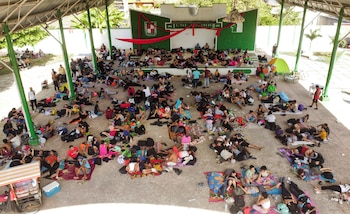 Una vista aérea de un dron muestra a migrantes descansando en un teatro abierto durante una pausa de una caravana migrante con destino a la frontera norte con Estados Unidos, en Huehuetán, estado de Chiapas, México, el 12 de diciembre de 2024. REUTERS/Damián Sánchez
