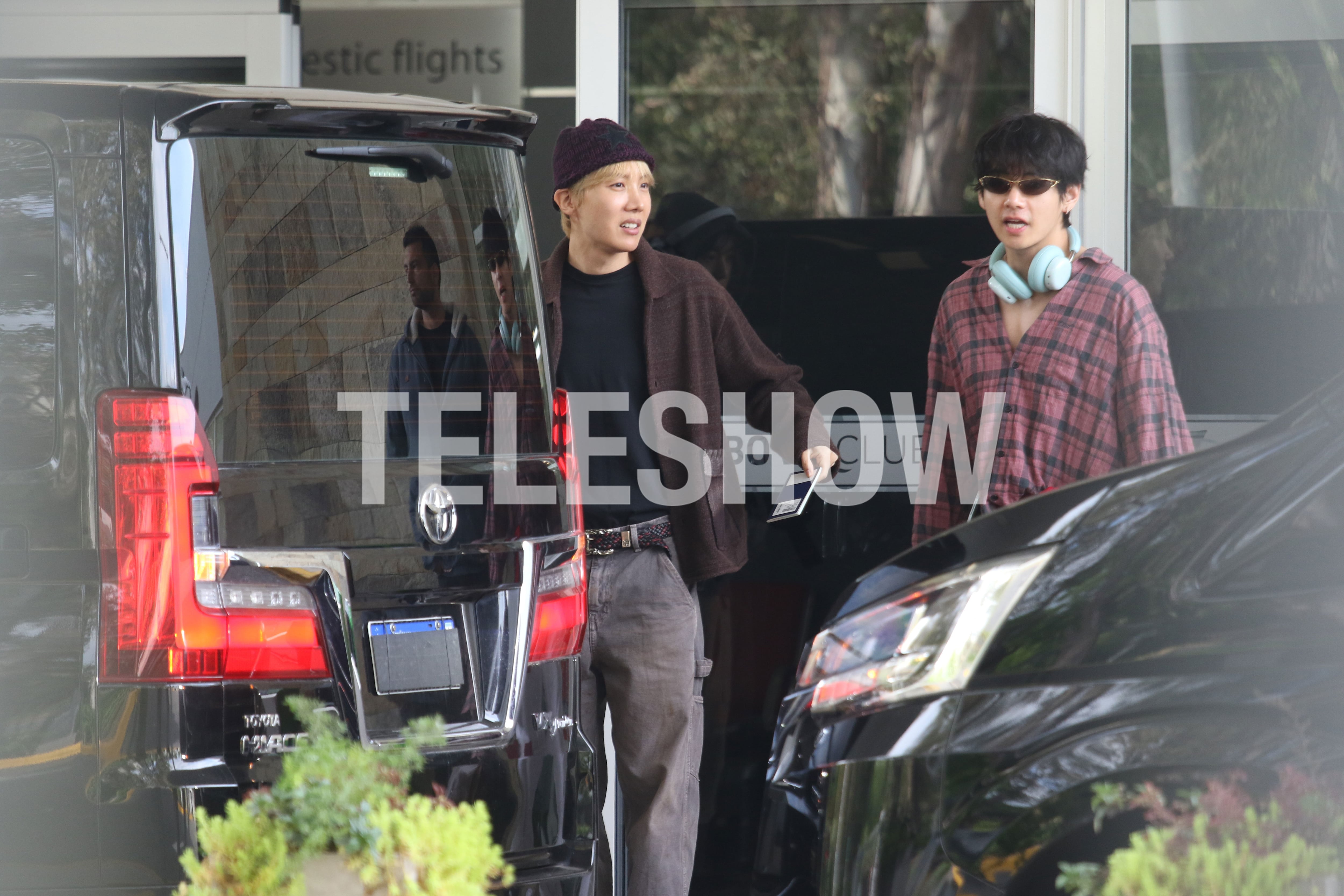 J-Hope llegó con un gorro de lana oscuro y caminó junto a V (RSFotos)