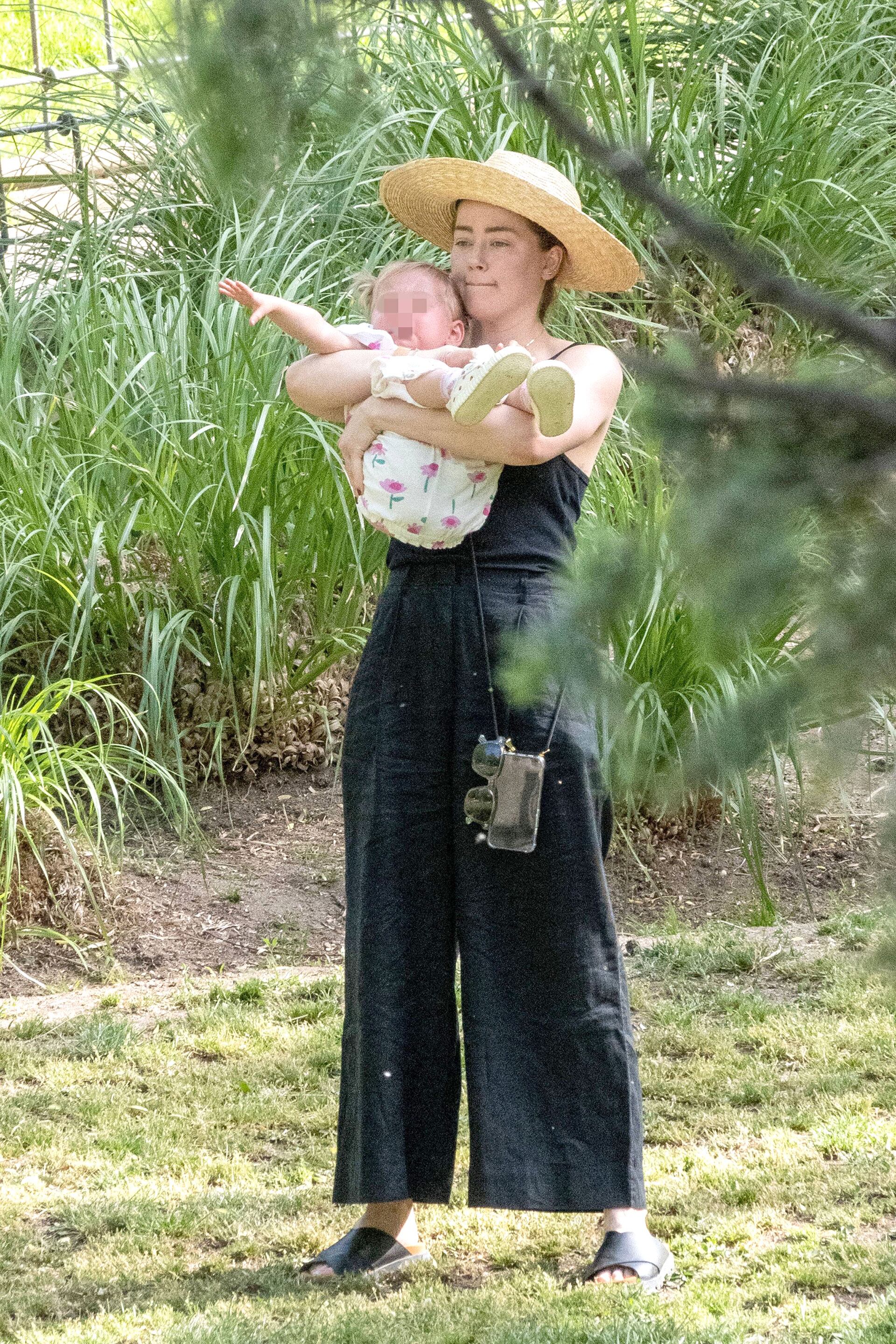 Heard ha sido fotografiada paseando por parques de la ciudad y disfrutando del tiempo con sus hijos.(Photo © 2023 Mega/The Grosby Group)