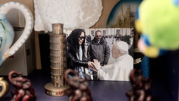 Claudia Victoria Salas guarda una