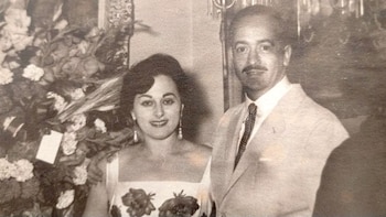 Su mamá y su papá: