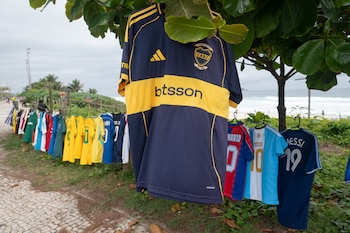La camiseta de Boca Juniors se vende en Rio de Janeiro junto a la de Lionel Messi (Foto: Infobae/Jaime Olivos)