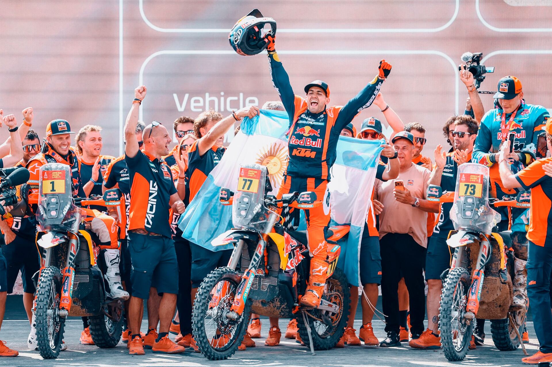 Luciano Benavides celebra su triunfo en la rampa de llegada